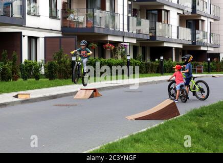 Cracovie. Cracovie. Pologne. Jeunes garçons pratiquant le saut à vélo sur une petite rampe en bois. Banque D'Images