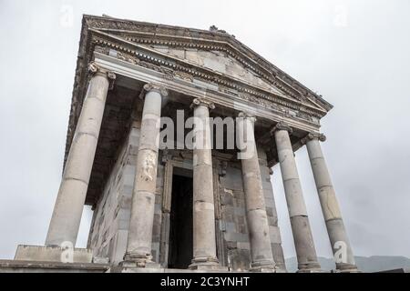 Garni, Temple Ionique du 1er siècle au Dieu Soleil, MiHR (sous la pluie), avec rénovations, Erevan, Arménie. C'est le seul bu gréco-romain à colonnades Banque D'Images