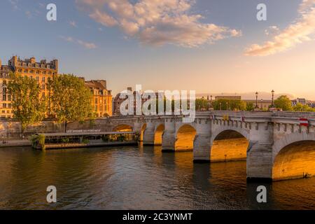 Paris, France - 20 juin 2020 : Pont neuf au coucher du soleil à Paris Banque D'Images