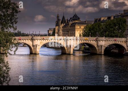 Paris, France - 9 juin 2020 : belle vue sur le pont neuf et la conciergerie en arrière-plan, à la fin de la journée, dans une tempête Banque D'Images