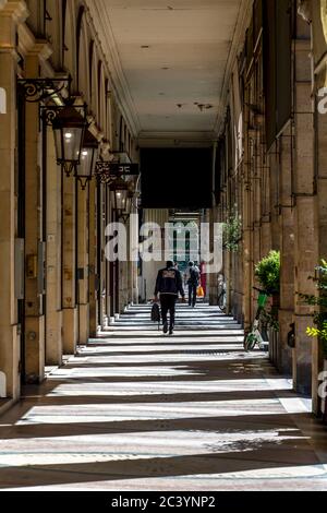 Paris, France - 29 mai 2020 : vue de perspective du sentier piétonnières près de la place Vendôme à Paris Banque D'Images