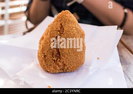 Arancino avec ragù spécialité gastronomique sicilienne, boulettes de riz frites avec sauce à la viande Banque D'Images