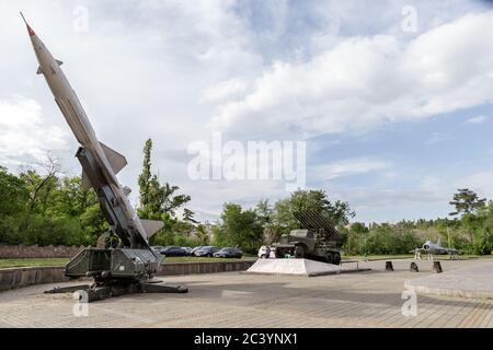 Missile de surface à air soviétique S-75, lance-roquettes Katyusha soviétique, chasseur MIG soviétique, Victory Park, Erevan, Arménie Banque D'Images