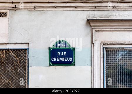 Paris, France - 19 mai 2020 : rue Cremieux. Rue piétonne et pavée, bordée de petits pavillons aux façades colorées de Paris Banque D'Images
