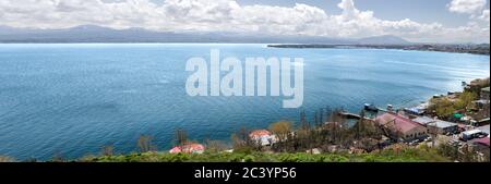 Le lac Sevan, l'un des plus grands lacs d'eau douce à haute altitude (alpins) de la province de Gegharkunik en Eurasie, en Arménie Banque D'Images