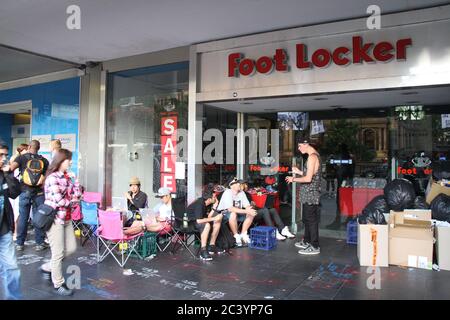 Les gens commencent à faire la queue devant foot Locker sur George Street Sydney pour les Nike Air Jordan 3 Lab 5’s. Certains dans la file d'attente portent des baskets Air Jordan. Banque D'Images