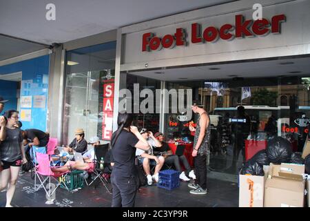 Les gens commencent à faire la queue devant foot Locker sur George Street Sydney pour les Nike Air Jordan 3 Lab 5’s. Certains dans la file d'attente portent des baskets Air Jordan. Banque D'Images