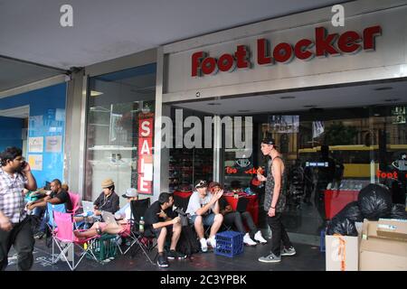 Les gens commencent à faire la queue devant foot Locker sur George Street Sydney pour les Nike Air Jordan 3 Lab 5’s. Certains dans la file d'attente portent des baskets Air Jordan. Banque D'Images