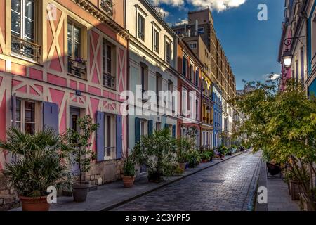 Rue Crémieux, Paris, France - 19 mai 2020 : la rue Crémieux dans le 12ème arrondissement est l'une des plus jolies rues résidentielles de Paris. Banque D'Images