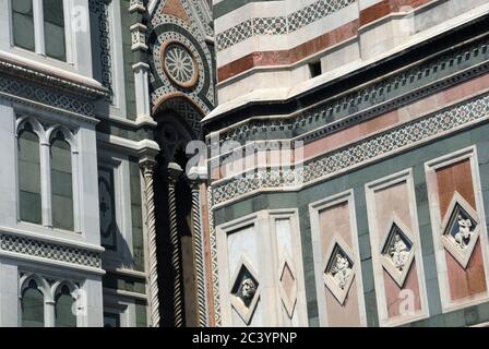 Le marbre de la cathédrale de Florence date de 1887. La broderie en marbre d'Emilio de Fabras, un exemple important de style néo-gothique en Italie. Banque D'Images