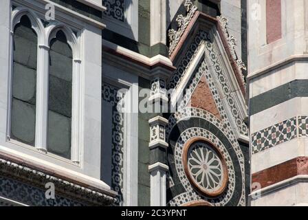 Le marbre de la cathédrale de Florence date de 1887. La broderie en marbre d'Emilio de Fabras, un exemple important de style néo-gothique en Italie. Banque D'Images