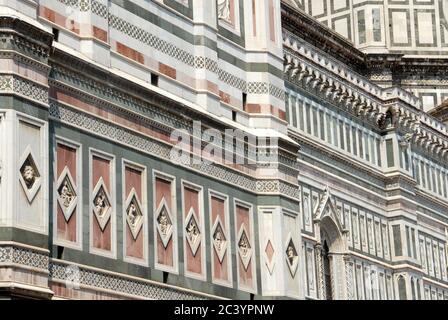 Le marbre de la cathédrale de Florence date de 1887. La broderie en marbre d'Emilio de Fabras, un exemple important de style néo-gothique en Italie. Banque D'Images