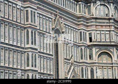 Le marbre de la cathédrale de Florence date de 1887. La broderie en marbre d'Emilio de Fabras, un exemple important de style néo-gothique en Italie. Banque D'Images