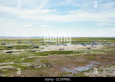 Une vue côtière sur l'estuaire de la Tamise à marée basse, Leigh-on-Sea, Essex, Royaume-Uni. Banque D'Images