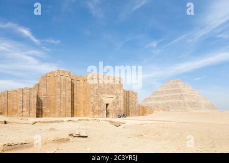 Hall hypostyle et pyramide à gradins au complexe funéraire de Zoser à Saqqara, Egyp Banque D'Images