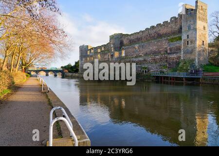 Une journée d'hiver lumineuse et le château de Newark se reflètent dans l'eau de la rivière Trent Banque D'Images