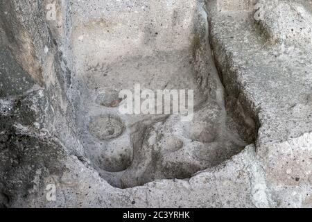 Renfoncement en roche pour vase pour le stockage des aliments. Ville et monestary de Vardzia (grottes), Géorgie du Sud, excavés sur les pentes de l'Erusheti Banque D'Images