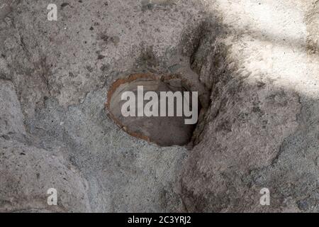 Le renfoncement dans la roche pour vase avec vase reste in situ. Ville et monestary de Vardzia (grottes), Géorgie du Sud, excavés sur les pentes du Banque D'Images