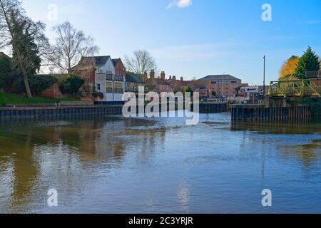 La rivière Tchevent passe par des écluses dans le quartier de l'ancien quai de Newark on Trent Banque D'Images