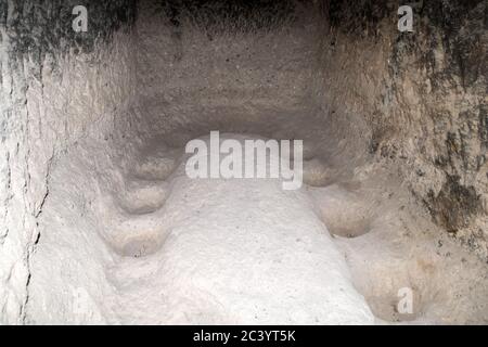 Renfoncement dans la roche pour vase de stockage des aliments . Ville et monestary de Vardzia (grottes), dans le sud de la Géorgie, creusée sur les pentes du PE d'Erusheti Banque D'Images