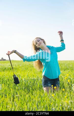 jeune femme blonde cheveux avec photo vintage de format moyen dans un champ de blé vert Banque D'Images