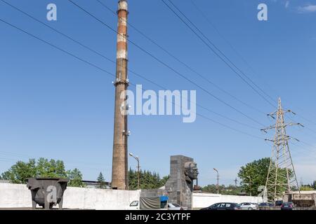 Buste du fondateur (en 1933) du scientifique géorgien Giorgi Nikoladze, louche, chimneystack et alimentation électrique, soviétique Zestafoni Ferroalloy silicomanmanganèse p Banque D'Images