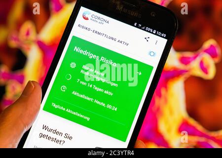 L'application d'avertissement officielle de Corona allemande sur un smartphone Samsung, elle est disponible depuis le 16 juin 2020 et montre une éventuelle rencontre de risque avec des personnes infectées par corona. Photo de 23.06.2020. --- Die offizielle deutsche Corona-WARN-App auf einem Samsung smartphone, sie ist seit dem 16.6.2020 verfügbar und zeigt eine eventuelle Risikobegegnung mit Coronainfizierten an. Foto vom 23.06.2020. Banque D'Images