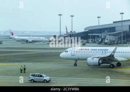 Guangzhou, Chine - 10 juin 2020 : avion A320neo Airbus de China Eastern Airlines à l'aéroport de Guangzhou Baiyun (CAN) en Chine. Airbus est une airc européenne Banque D'Images