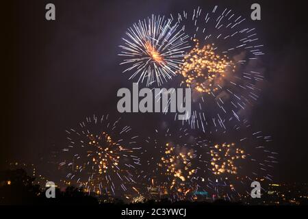 Sydney accueille en 2014 avec un feu d'artifice spectaculaire, qui aurait été vu par plus de gens que partout ailleurs. Banque D'Images