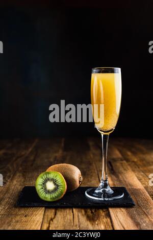 Un cocktail mousseux avec kiwi dans un verre à flûte Banque D'Images