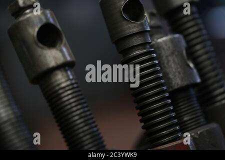 Collection de pièces automobiles métalliques sur fond gris Banque D'Images