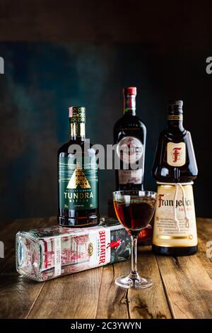 Biélorussie, Minsk - 12.03.2020: Un cocktail dans un verre de nick et de nora à base de gin de Beefeater, liqueur amère de Tundra, liqueur de Frangelico et Martini Rosso v Banque D'Images