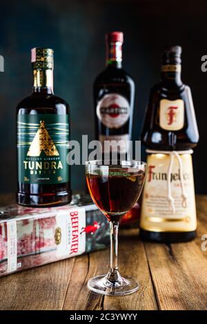 Biélorussie, Minsk - 12.03.2020: Un cocktail dans un verre de nick et de nora à base de gin de Beefeater, liqueur amère de Tundra, liqueur de Frangelico et Martini Rosso v Banque D'Images