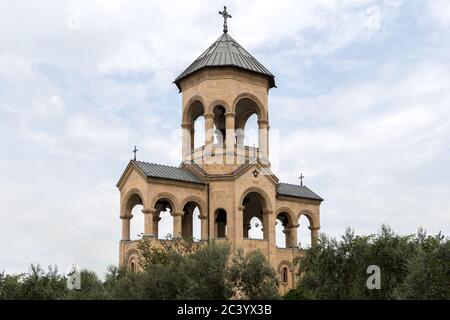 Clocher, cathédrale Sainte-Trinité de Tbilissi Aka Sameba est la principale cathédrale de l'église orthodoxe géorgienne Banque D'Images