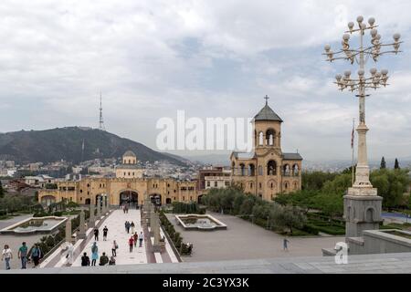 Tour de cloche et entrée, Cathédrale Sainte Trinité de Tbilissi aka Sameba est la principale cathédrale de l'église orthodoxe géorgienne Banque D'Images