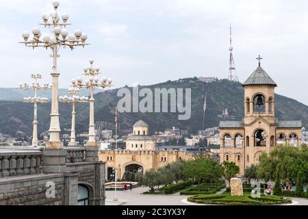 Tour de la cloche et entrée, Cathédrale Sainte Trinité de Tbilissi aka Sameba est la principale cathédrale de l'Eglise orthodoxe géorgienne Banque D'Images