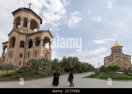 Prêtre et congrégant, Tour de la cloche, Cathédrale de la Sainte Trinité de Tbilissi Aka Sameba est la principale cathédrale de l'Eglise orthodoxe géorgienne Banque D'Images