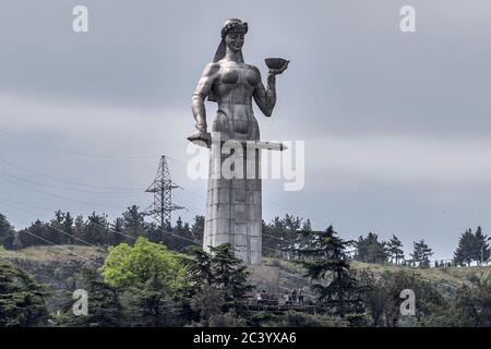 Kartlis Deda aka mère d'un Kartli ou mère de Géorgie est un monument de la capitale géorgienne Tbilissi. Érigé sur la colline Sololaki en 1958, 1500e anniversaire Banque D'Images