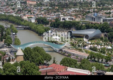 Vue depuis la forteresse de Narikala : pont Peace, Tbilissi, Géorgie, construction en acier et verre éclairée par de nombreuses LED, au-dessus de la rivière Kura & Pres Banque D'Images