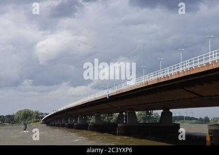 Nuages sombres au-dessus du Moerdijkbrug sur l'eau appelée Hollands Diep Banque D'Images