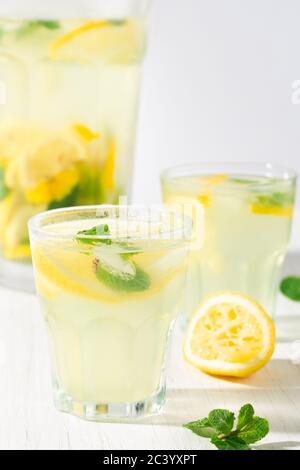 Deux verres et un pichet de limonade sur la table blanche. Gros plan. Banque D'Images