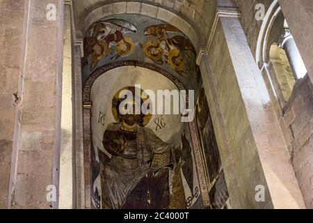 Fresque du Christ au-dessus de l'autel, la cathédrale Svetitskhoveli littéralement la cathédrale du pilier vivant, est une cathédrale orthodoxe orientale située à Mtsk Banque D'Images