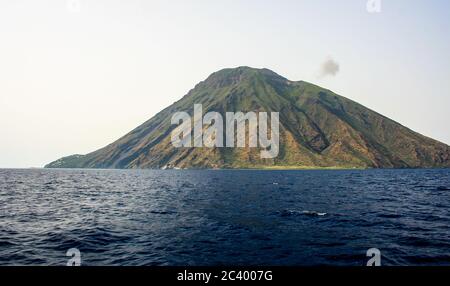 Éruption du volcan Stromboli. Stromboli appartient au groupe des îles éoliennes en Sicile (Italie) Banque D'Images