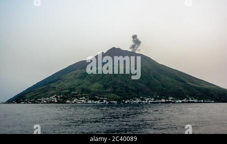 Éruption du volcan Stromboli. Stromboli appartient au groupe des îles éoliennes en Sicile (Italie) Banque D'Images