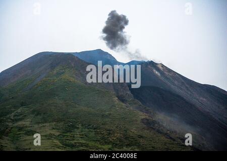 Éruption du volcan Stromboli. Stromboli appartient au groupe des îles éoliennes en Sicile (Italie) Banque D'Images