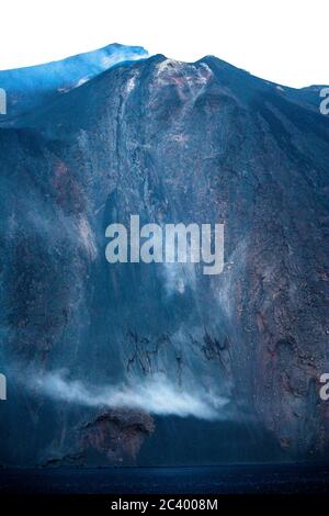Éruption du volcan Stromboli. Stromboli appartient au groupe des îles éoliennes en Sicile (Italie) Banque D'Images