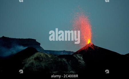 Éruption du volcan Stromboli. Stromboli appartient au groupe des îles éoliennes en Sicile (Italie) Banque D'Images