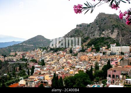 Panoramique de la ville de Taormina, avec le volcan Etna (Sicile / Italie) Banque D'Images