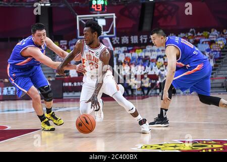 Sean Hill Jr., joueur américain de basket-ball, de Jilin Northeast Tigers, au milieu, garde le ballon pendant un match à la première étape de la reprise de l'Association chinoise de basket-ball (CBA) contre les Blue Whales Sichuan, ville de Dongguan, province de Guangdong, dans le sud de la Chine, le 21 juin 2020. Jilin Northeast Tigers a battu Sichuan Blue Whales avec 97-85. La ligue de basket-ball chinoise a repris après un arrêt de presque cinq mois, avec moins de joueurs étrangers et aucun fan dans les tribunes. L'ABC a été suspendue le 24 janvier, une semaine avant son retour prévu à la suite d'une pause printanière à la fin du regu Banque D'Images