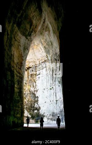 L'oreille de Dionisio, une grotte sicilienne pleine de légendes et d'histoires historiques vibrantes. Colline des Themenites, Syracuse (Sicile / Italie) Banque D'Images